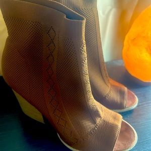 Qupid ankle open toe chunk heel.